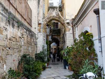 ...che culmina nell�arco inflesso dallo stesso nome, risalente al XV secolo e restaurato del 700 dal Capitolo, un collegio di sacerdoti che vi aggiunse una targa in latino e un emblema
